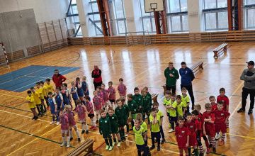 Drużyny stojące na boisku hali sportowej